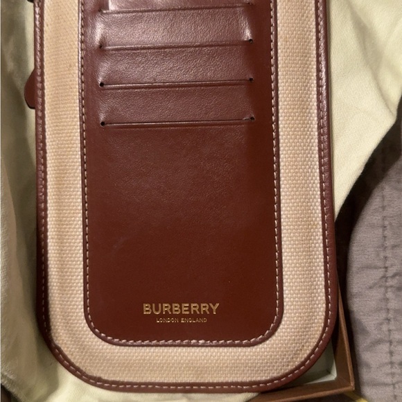 Burberry crossbody. With dust Rough condition bag and original box - Picture 3 of 4